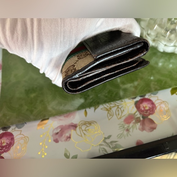 Gucci Beige & Green Wallet – Sleek Compact Bifold, No Sticky Interior - Picture 12 of 13